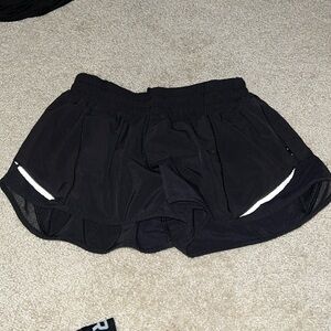 lululemon hotty hot shorts 2.5”